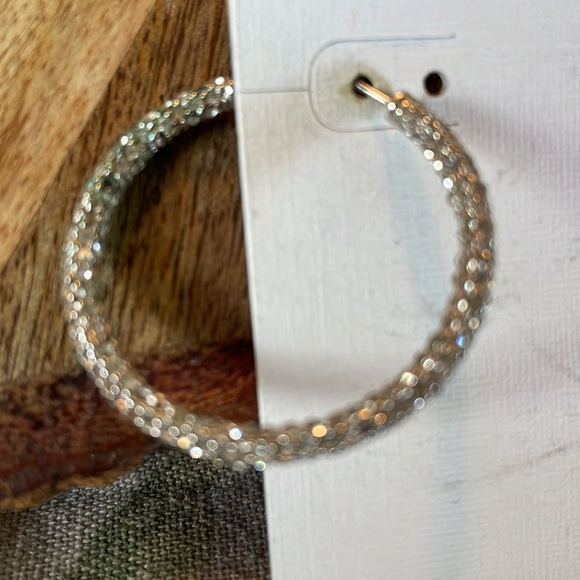 KENDRA SCOTT Silver Rhinestone Hoops Push-Back 1” Round Timeless Classic $80 NEW - Picture 5 of 16